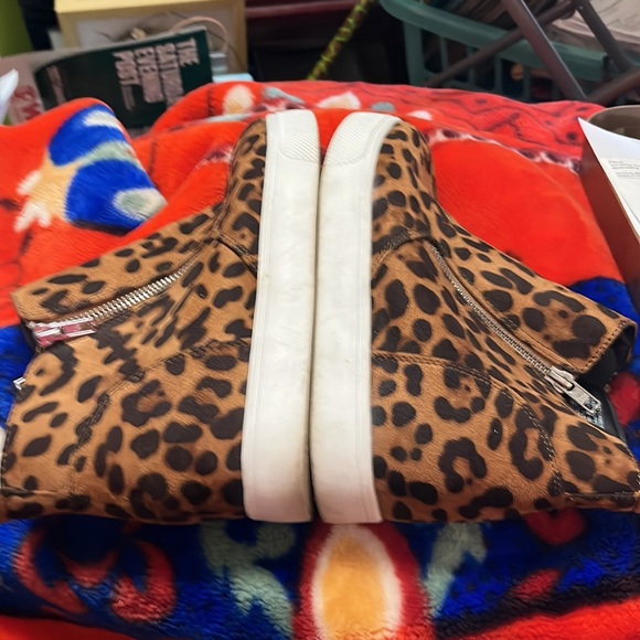 TIME and TRU Women’s Booties - Picture 4 of 6